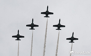 現場直擊》F-16V等國軍軍機總統府衝場 戰機巨大聲響場面震撼