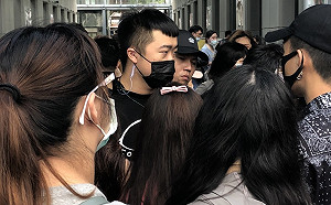 小鬼追思會場外爆衝突！上千粉絲排隊  無奈：根本沒規劃動線