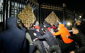 「白宮」被佔領 吉爾吉斯大選後爆政變  反對派解除總統職務