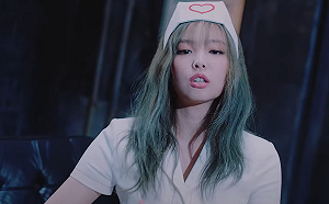 不尊重護士！Jennie新歌MV裝扮被罵翻 YG：考慮修正剪輯