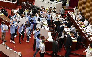 陳其邁就職首度施政報告  國民黨團打萊豬議題鬧場