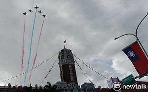 現場直擊》國慶預演 F-16V 雷虎小組接連衝場 場面震撼