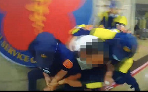 驚！男子持刀闖三總大廳揮舞 勇警現場壓制送醫