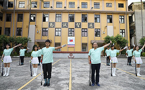 國慶前夕秀花式操槍 《侯Sir返校日》與智光儀隊團練