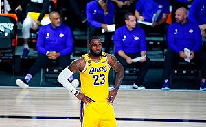 NBA／格林空檔失手遭罵翻　主帥：原要給詹皇但被3人盯防