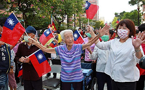 嘉義市國慶升旗　96歲老奶奶從輪椅站起高唱國歌