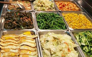 淡水妹自助餐夾滿2便當盒！結帳一聽價格傻愣：超乎想像