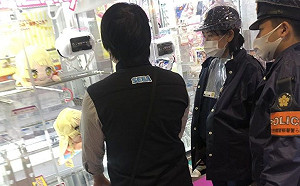 娃娃機夾不到！客人怒報警　店員「現場示範」尷尬結局曝