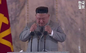 閱兵提到武漢肺炎北韓零確診  金正恩激動落淚