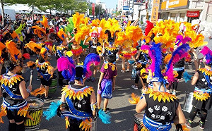 斗六盛大舉辦嘉年華遊行  封街大跳森巴舞  市民同樂歡度國慶日