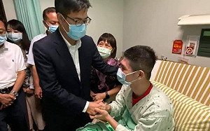 弔殉職戰車車長、探公傷消防隊員 陳其邁：感謝軍警消共同守護家園