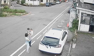 眼鏡男車旁不停看！「車底丟兩包」全錄下　全場一看氣炸