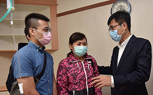 陳其邁探視積勞送醫派出所長家屬  指示市警局給予醫療照護