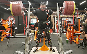 看見深蹲架不能蹲...館長打從心裡難過起來 網9字箴言打氣