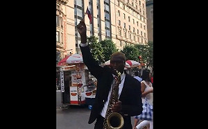 (影) 紐約大都會博物館前吹奏國歌 黑人音樂家揮國旗高喊「中華民國萬歲!」