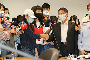 新北市府居中協調  康軒與女員工握手和解