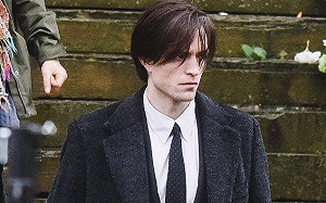 黑大衣＋西裝帥翻了！羅伯派汀森武肺痊癒現身《蝙蝠俠》片場