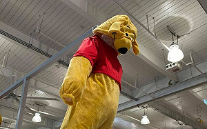 「喪氣維尼」懸空高掛嚇壞民眾  網驚呼: 習近平怎會吊在那邊?