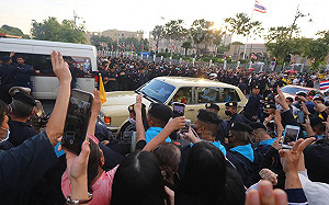 泰反政府示威嗆怒王室座車 曼谷宣布進入緊急狀態