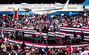 華麗重返造勢舞台奏效  川普本週囊獲7成賭盤