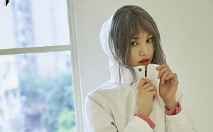鄭爽演繹高冷酷女孩 灰紫漸變短髮太時尚！
