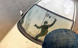 (影)「互相來賠啊！」重機騎士遭酒駕車擊落 抓狂飛踢踹爆擋風玻璃