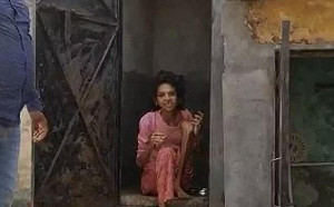 (影) 印度女子遭夫「關廁所」一年半 獲救後虛弱到無法行走