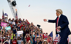 川寶大放送!   搖擺州造勢向群眾空拋口罩  帶你看川普迷因全球風靡