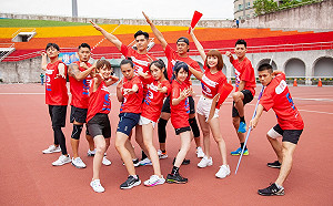 男星比賽游泳腳抽筋！上岸第一句話 讓隊友們哭笑不得