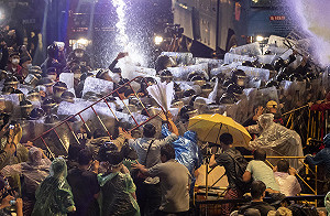 泰國示威者包圍國會 慘遭水砲車、催淚瓦斯攻擊9人受傷