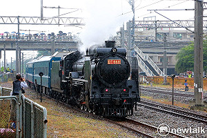 台南火車節邀動力火車開唱吸引大批粉絲  黃偉哲邀大家一起追火車