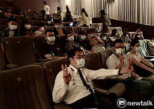 黃偉哲現身戲院觀看《無聲》 歡迎大家以行動支持國片