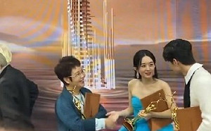 姊弟CP超有愛！趙麗穎展前輩風範 王一博乖巧謙虛