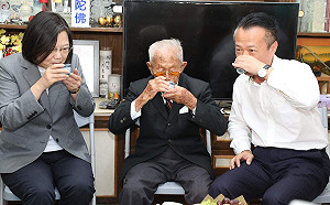 小英重陽節前夕贈金鎖片  人瑞：拿拐杖跟中共拼了