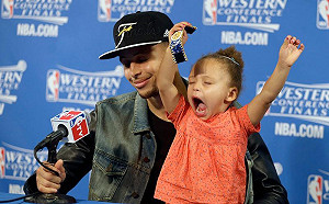 NBA／Curry曬女兒投藍影片 球迷驚艷：她將繼承你的衣缽(影)
