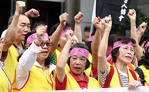 管仁健觀點》龍應台為何「羨慕」女工手上的金手鐲？