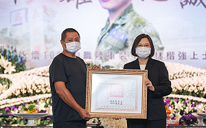 頒褒揚令予林楷強  蔡英文：優先調整適宜戰車