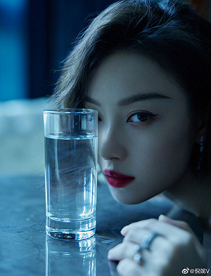 《金陵十三釵》倪妮拎高跟鞋颯爽下班！網讚：霸氣