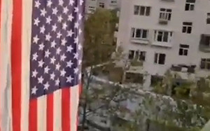 (影)韭菜造反?  青島人民窗外高掛美國國旗  怒批中共「獨裁必亡」