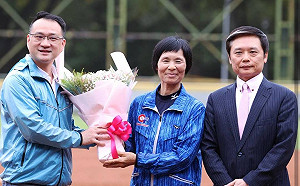 張簡金玲入選WBSC名人堂  壘協副理事長林昆漢親頒獎牌、戒指