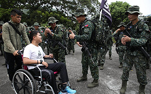 「鋼鐵傘兵」秦良丰咬牙復健驚喜現身  同袍直呼真「勇猛頑強」