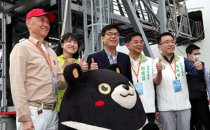 探索夢號航抵高雄港  陳其邁化身領隊迎賓推廣港灣魅力