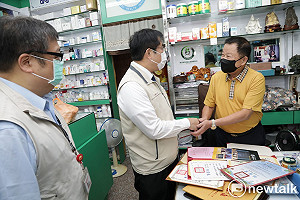 愛心持續25年不間斷 黃偉哲讚田邊藥局善行足為公益典範