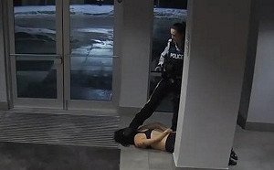 半裸遭加拿大騎警踩頭、毆打 王莫娜 : 第一次看到畫面 自己都哭了!