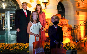 神還原！  白宮萬聖節大鬧本尊  「迷你川普夫婦」頭髮依舊飛亂