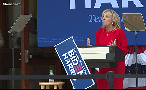 (影)「敗」光光前兆？  太太演講到一半  拜登廣告牌突急墜不起