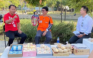 謝龍介服輸跳溪 跳完與謝志忠吃當地糕點名產