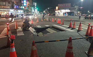 高雄左營路面突現3公尺天坑 網：若市長是韓國瑜一定被大篇幅報導
