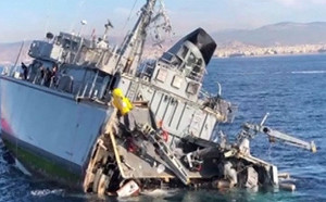 軍艦真是「玻璃」做的! 被貨船直接「穿越」慘遭切成兩半