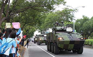 國軍戰機天上飛戰車路上跑  蔡英文:最安心的引擎聲 你聽見了嗎?
